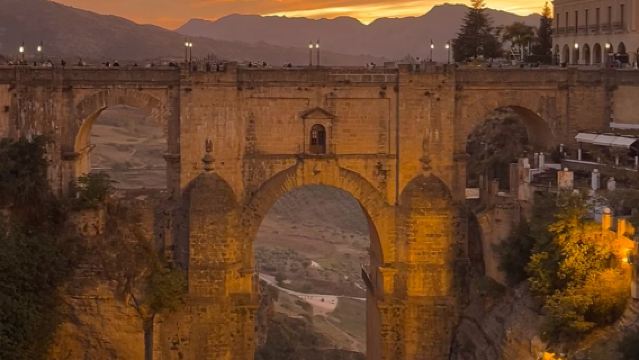 マラガ往復：ロンダ＋セテニール白い村クラシックワンデーツアー