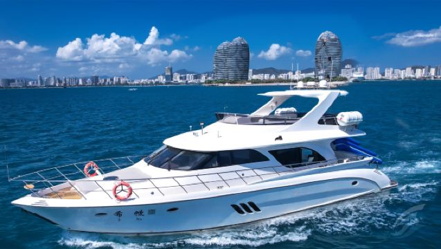 3-hour luxury yacht cruise in Sanya + 3 km helicopter sea view tour over Haitang Bay (premium land, sea and air experience)