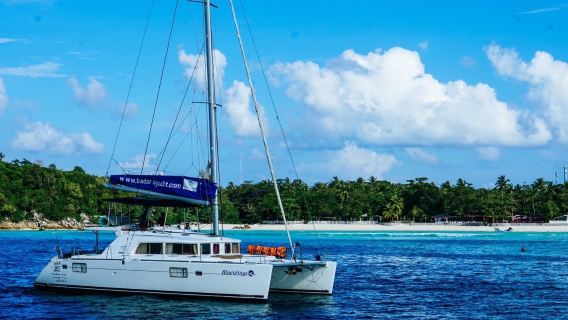 เรือใบแคทามารัน Blue Wings เช่าเหมาลำ ภูเก็ต เกาะไม้ท่อน/เกาะราชาใหญ่
