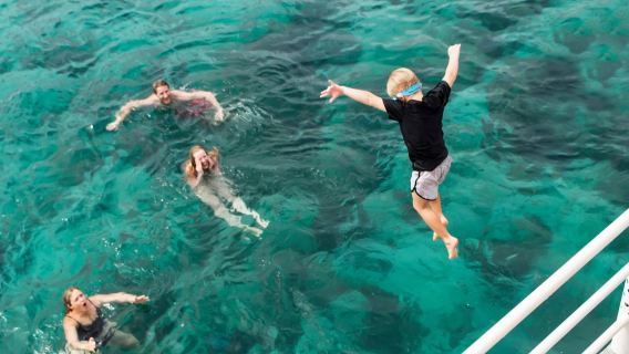 Passeio de um dia de barco grande pelas duas ilhas da Ilha Phu Quoc + mergulho com snorkel + pesca oceânica + transporte do hotel + almoço + filmagem aérea gratuita