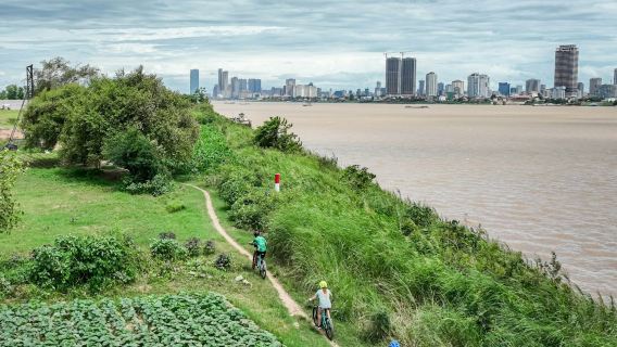 Phnom Penh: Geführte Sonnenuntergangstour mit Fahrrad und Boot + Transfers