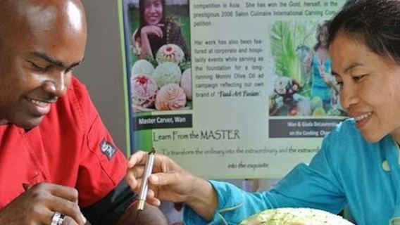 Traditional Thai Fruit and Vegetable Carving Class