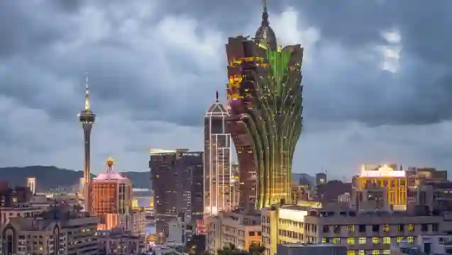 澳門大三巴+巴黎鐵塔+威尼斯人+金龍自助餐【美食純玩1日】