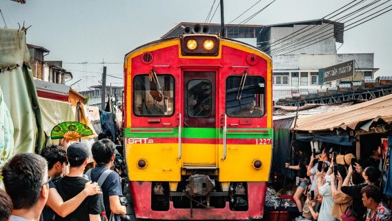 [ทัวร์รถส่วนตัว] ทัวร์วันเดียว: ตลาดน้ำดำเนินสะดวก, ตลาดรถไฟแม่กลอง, ยิงปืนจริง – ฟรีเครื่องดื่มอ่อนหวาน, สัมผัสบรรยากาศตลาดท้องถิ่น