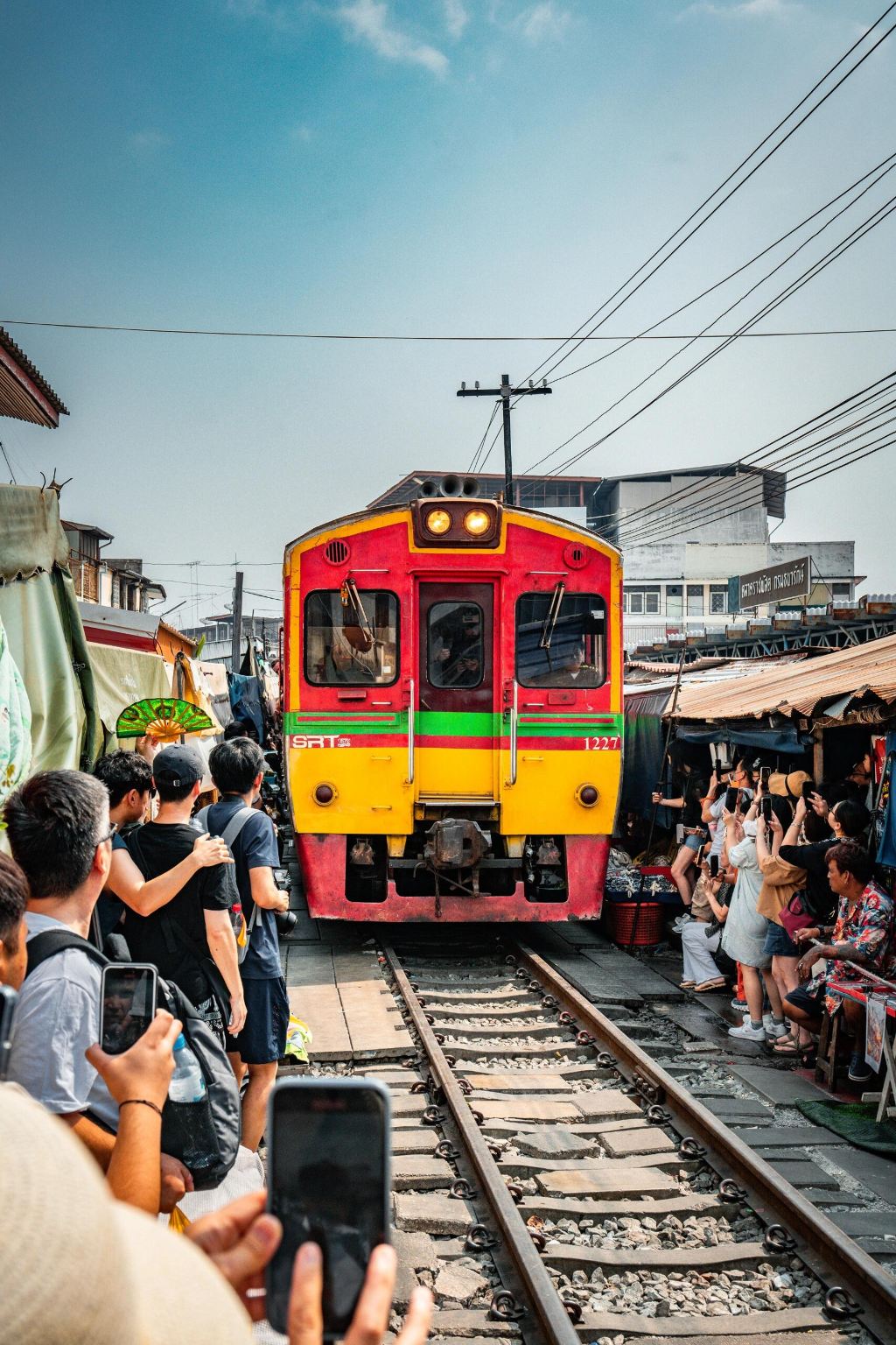 รถส่วนตัวท่องเที่ยวอำเภอดำเนินสะดวก + ตลาดแม่กลอง + ถ่ายภาพ : แถมเครื่องดื่มเย็นๆ ช่วยคลายร้อน สัมผัสวิถีชีวิตท้องถิ่น