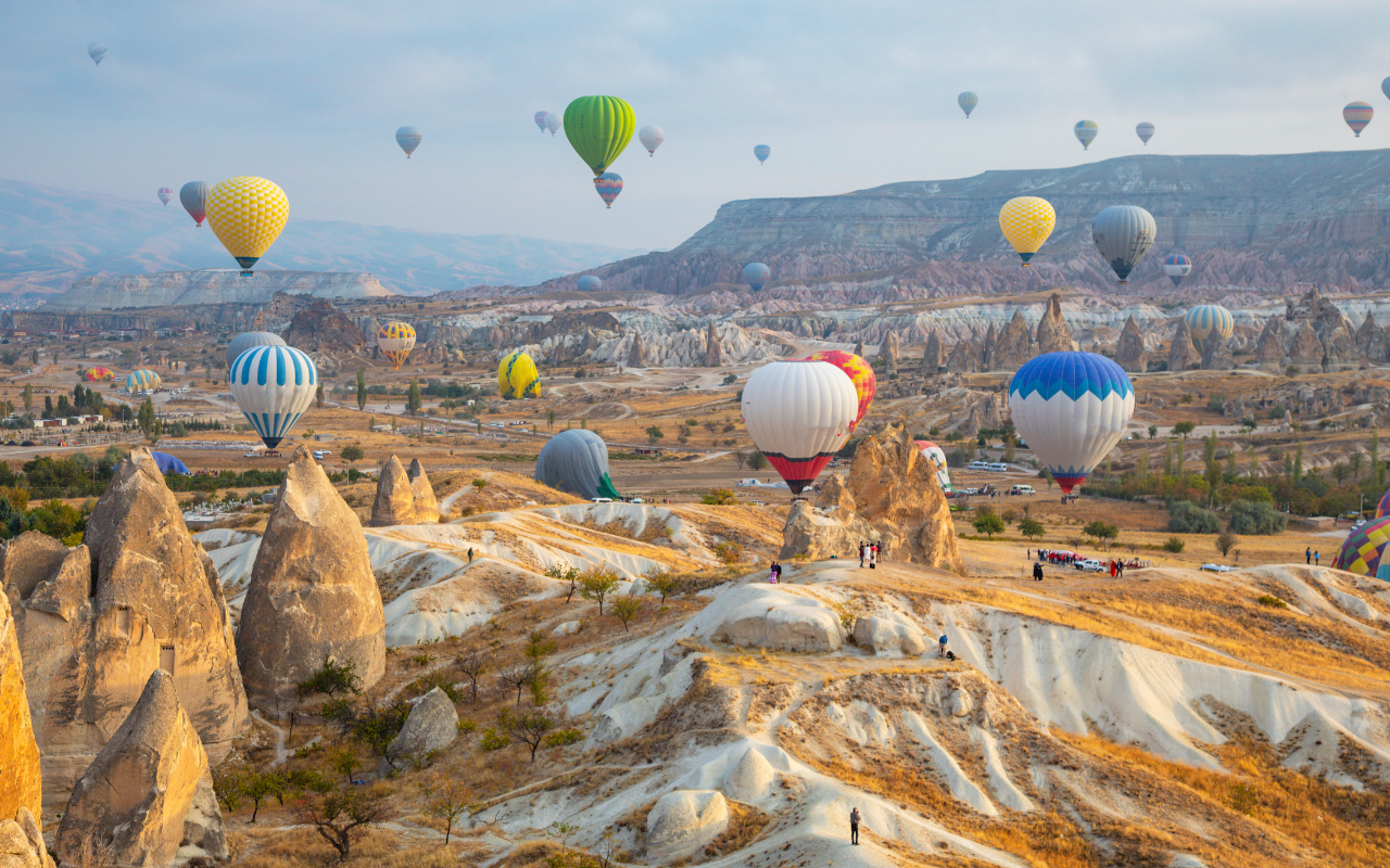 Tour en globo aerostático al amanecer en Capadocia | Traslado al hotel + experiencia de vuelo romántica