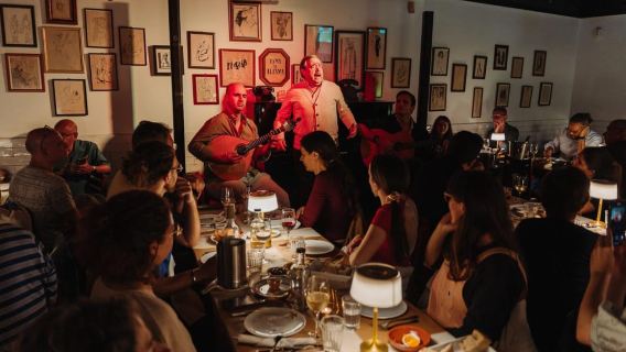 Lisbon: Tour ẩm thực và nhạc Fado kèm chương trình biểu diễn trực tiếp và bữa tối truyền thống