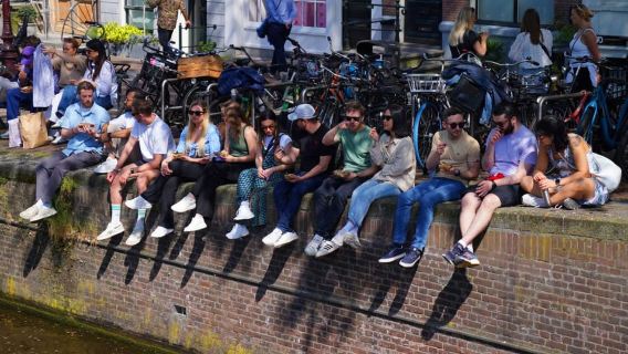 Rijen overslaan en bier drinken: een historische rondleiding door Amsterdam