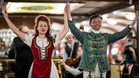 Budapest: Dinner Cruise with Live Music and Folk Dance Show
