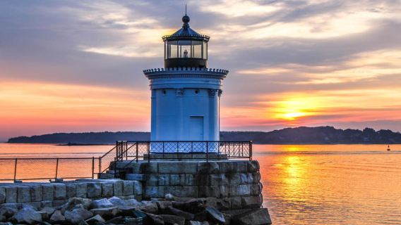 Portland: Crucero al atardecer y al faro en la bahía de Casco