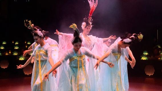 Hongdingyan à Chengdu · Banquet impérial immersif (recréation des rituels de cour millénaires + spectacle de danses et chants du Shu + dégustation de mets impériaux + banquet de cour immersif)