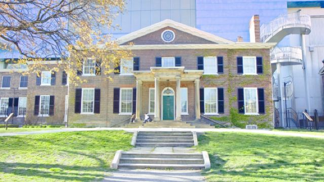 lawatan sehari ke Istana Casa Loma + Galeri Seni Ontario + Menara TV di Toronto, Kanada