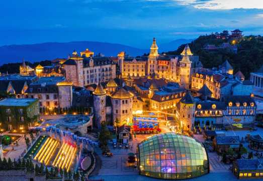 Ba Na Hills & Golden Bridge by Night: Sunset Cable Car, Buffet Dinner, Private Transfer