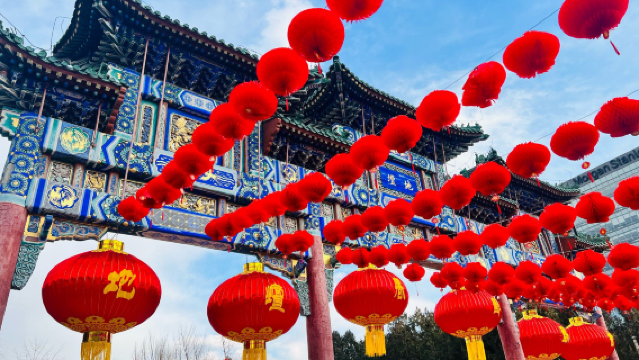 [Ditan Lunar New Year Temple Fair] Private Tour to Explore the Temple Fair + Experience Intangible Cultural Heritage with Complimentary Old Beijing Candied Haws