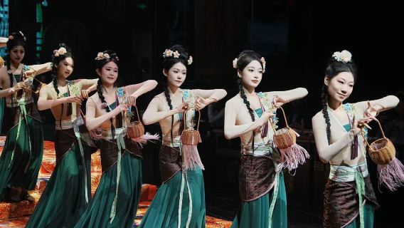 เซียะเหมิน หวงตู งานเลี้ยง • งานเลี้ยงราชสำนักแบบดื่มด่ำ (ประสบการณ์แบบจักรพรรดิ + การแสดงร้องเพลงและเต้นรำสไตล์โบราณ + เลือกสวมชุดฮั่นฝูได้)