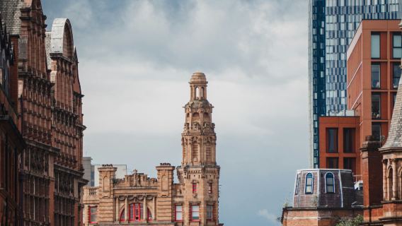 Reservar después de consultar: Servicio de transporte/turismo punto a punto con conductor/chófer privado en Manchester, Distrito de los Lagos de York, Albert Square, Estadio Ciudad de Mánchester, Parque del Patrimonio Urbano de Castlefield.