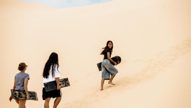 Port Stephens: Birubi Beach 4WD Tour with Sandboarding