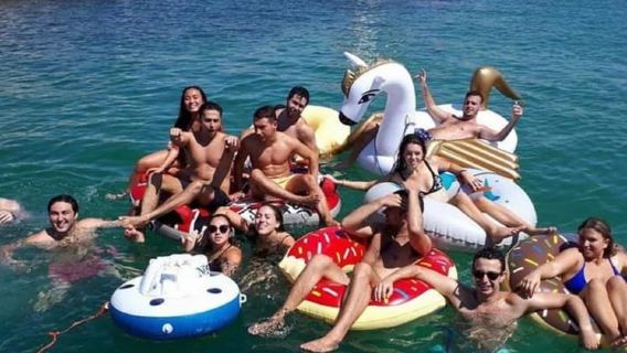 Tel Aviv: Skyline Boat Cruise with stop for water activities