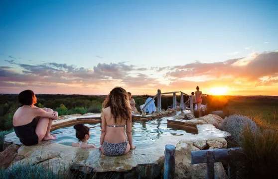 莫甯頓半島溫泉+亞瑟座椅鷹纜車一日遊【彩虹小屋/天然溫泉】