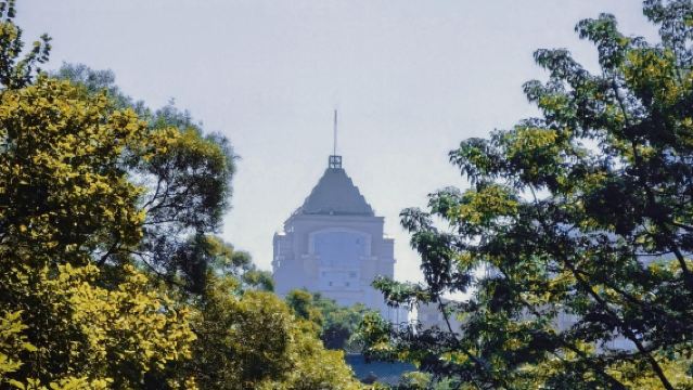 Guangzhou Day Tour: Canton Tower + Huacheng Square + Ersha Island + Yuexiu Park + Five-Ram Statue with English Service Available