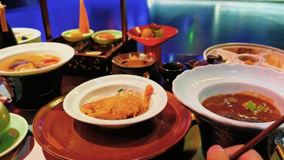 ฉงชิ่งฮวาลิเยี่ยน - ประสบการณ์อาหารจีนโบราณแบบราชสำนัก - การแสดงชุดฮั่นฟู - การแสดงดนตรี/ละครเวที - อาหารกลางวัน/อาหารเย็น