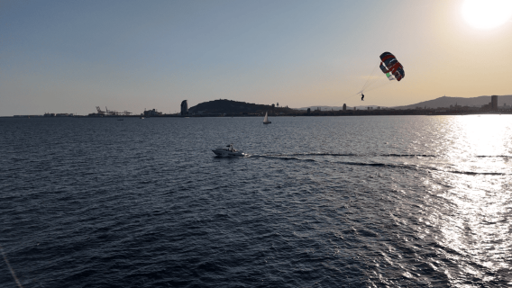 Barcellona: giro avventuroso in parasailing con vista panoramica sul mare