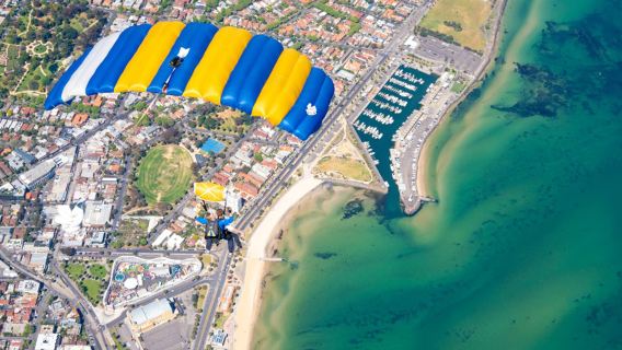 ปีใหม่ต้องมีของดี ส่วนลดทั้งร้าน เมลเบิร์นใจกลางเมือง + กระโดดร่มเหนือถนนมหาสมุทร Great Ocean Road