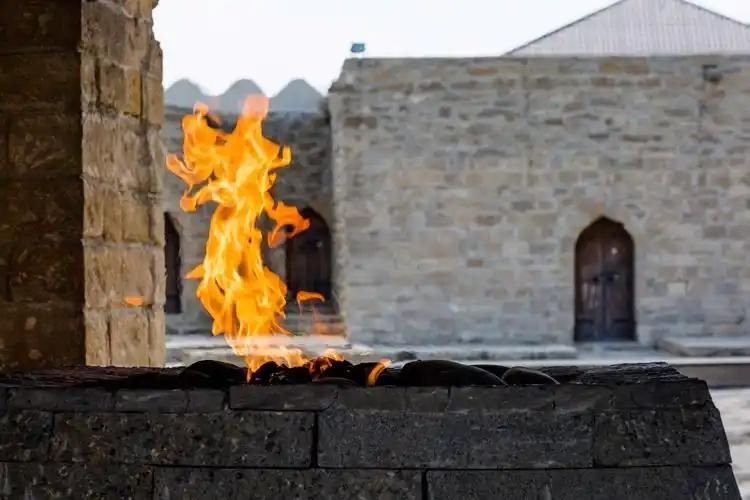 Baku andata e ritorno: Riserva statale di Qobustan + vulcani di fango + Montagna di Fuoco + Tempio del Fuoco