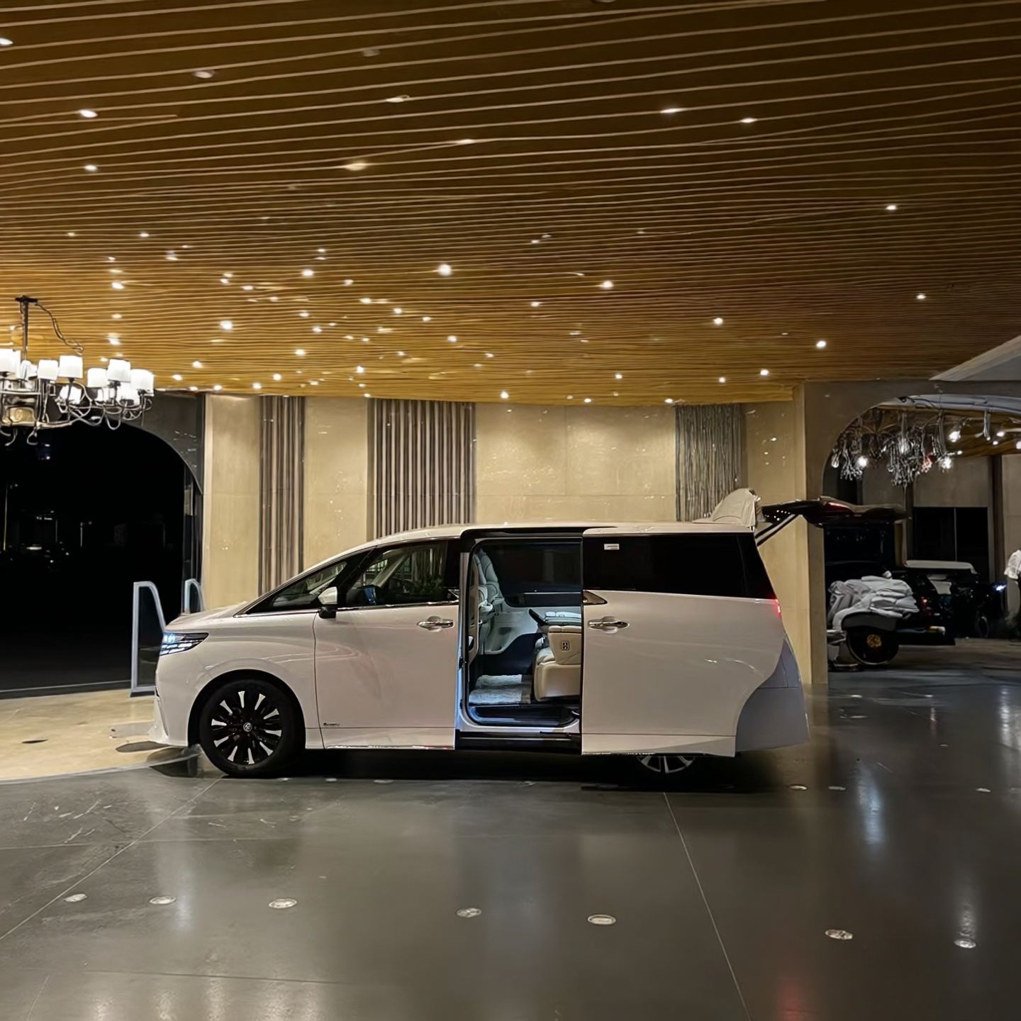 Shenzhen-Hong Kong private charter direct service, cross-border transfer with Hong Kong-Shenzhen dual license shuttle van