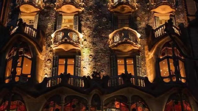 Lawatan sehari ke Casa Batlló, Casa Milà, Park Güell dan La Sagrada Familia di Sepanyol.