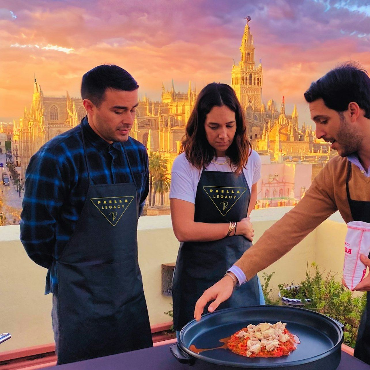 Севилья: мастер-класс по приготовлению паэльи и панорамная экскурсия по крыше.