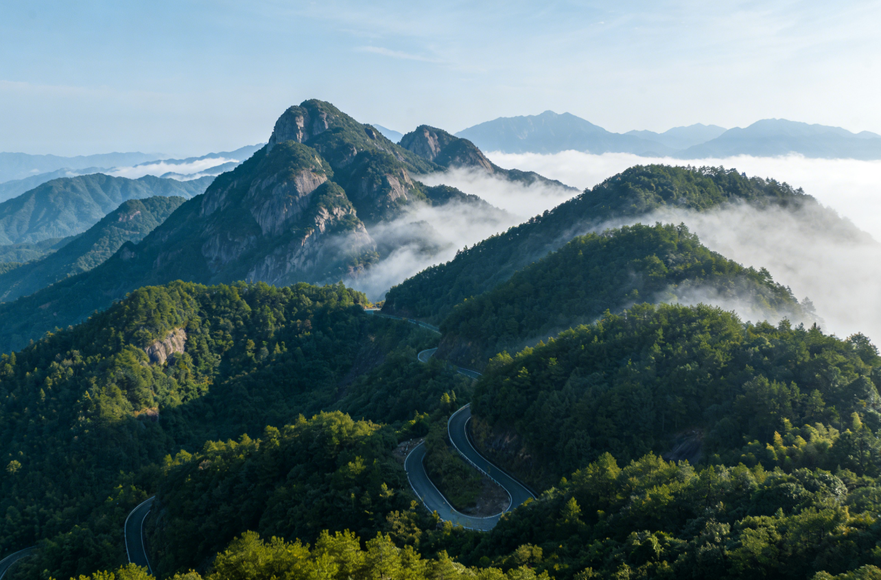 Mount Luofu, the first mountain in Lingnan, offers a visit to the ancient Suluo Village and its Taoist temples, a bamboo raft ride at Xiangxi Ancient Fortress, and a perfect blend of natural scenery and cultural heritage.