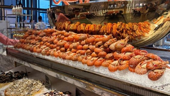 บุฟเฟ่ต์อาหารเย็น Gastronomy ที่ Royal Atlantis มีเมนูหลากหลาย ทั้งอาหารนานาชาติและอาหารทะเล