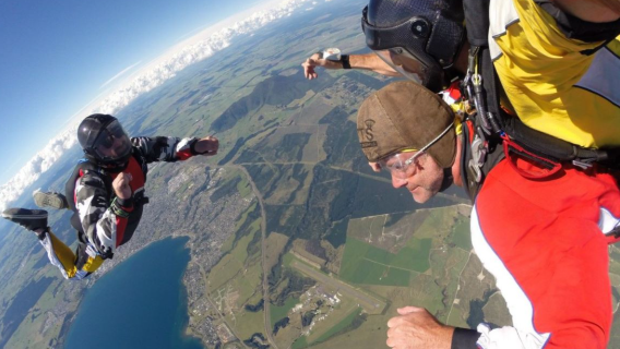 Salto en paracaídas en Taupo, Isla Sur de Nueva Zelanda [Traslado incluido en zona urbana + opción de múltiples alturas en pies + múltiples franjas horarias + instructor profesional]