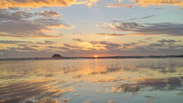 New Zealand Auckland Wai-O-Tapu Thermal Wonderland - Huka Falls customizable private charter for North and South Islands