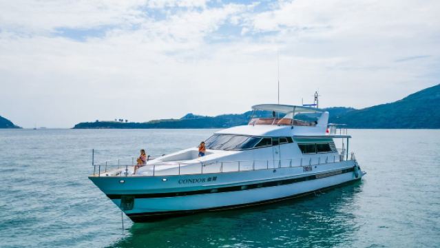 Hong Kong Lunar New Year's Day 2 Fireworks Yacht Sharing