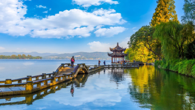 Shanghai Round-Trip: Hangzhou West Lake + Leifeng Tower + Lingyin Temple | Custom Private Charter with Multilingual Support (Including Chinese and English)