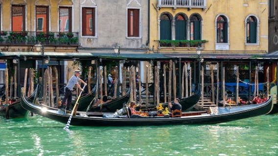 Private Gondel-Tour abseits der ausgetretenen Pfade in Venedig