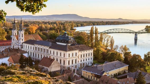 Budapest: tour guidato di un giorno intero lungo l'ansa del Danubio con pranzo e trasporto