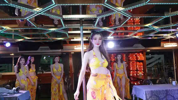 芭達雅全明星號遊輪|暢享豪華海鮮自助晚餐+精彩人妖秀表演