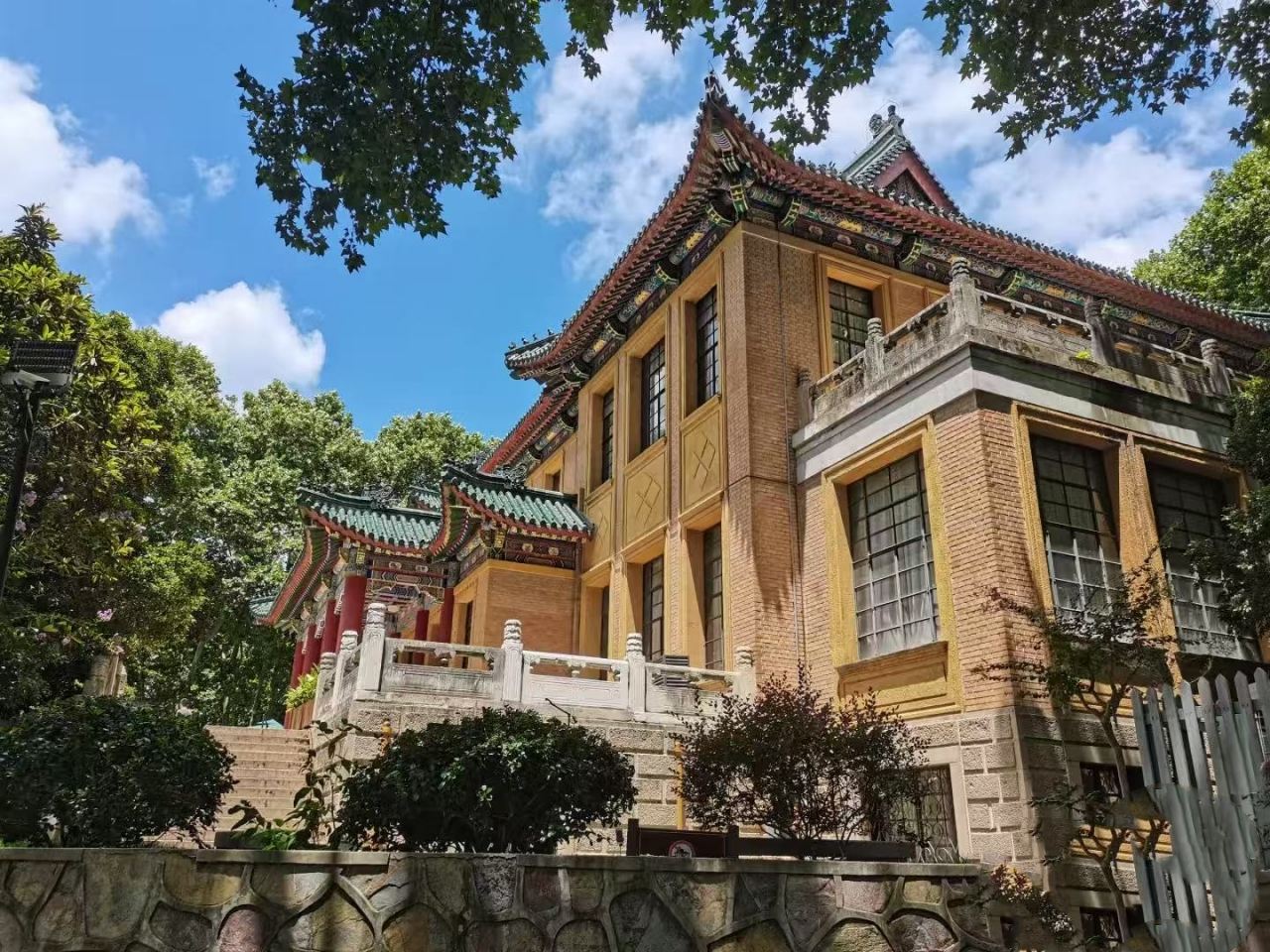 Presidential Palace + The Ming Tomb + Meiling Palace + Lingyuan Road + Open-Air Music Hall + Nanjing Confucius Temple 1-Day Tour