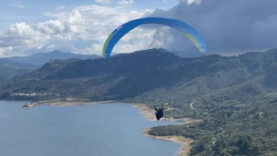 Bogotà: biglietto per volo in parapendio a Guatavita