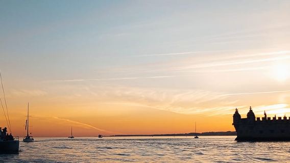 ลิสบอน: ทัวร์ล่องเรือชมพระอาทิตย์ตกที่แม่น้ำทากัส พร้อมเครื่องดื่มต้อนรับ