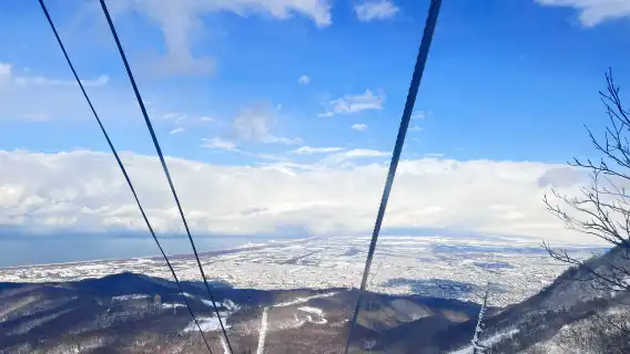 สกีรีสอร์ทเทอินุ|เรียนแบบกลุ่มเล็ก 1V9 · รวมบริการรับส่งจากโรงแรมไปกลับ · การสอนสองภาษา (จีน-อังกฤษ)