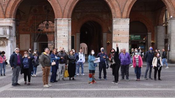 Cremona: Città d'arte e musica in italiano