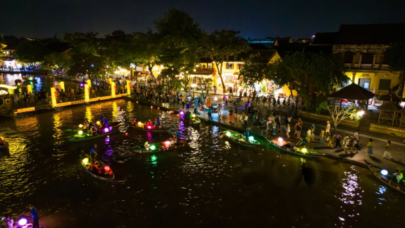 椰子叢林與會安城市之旅，搭船放飛花燈