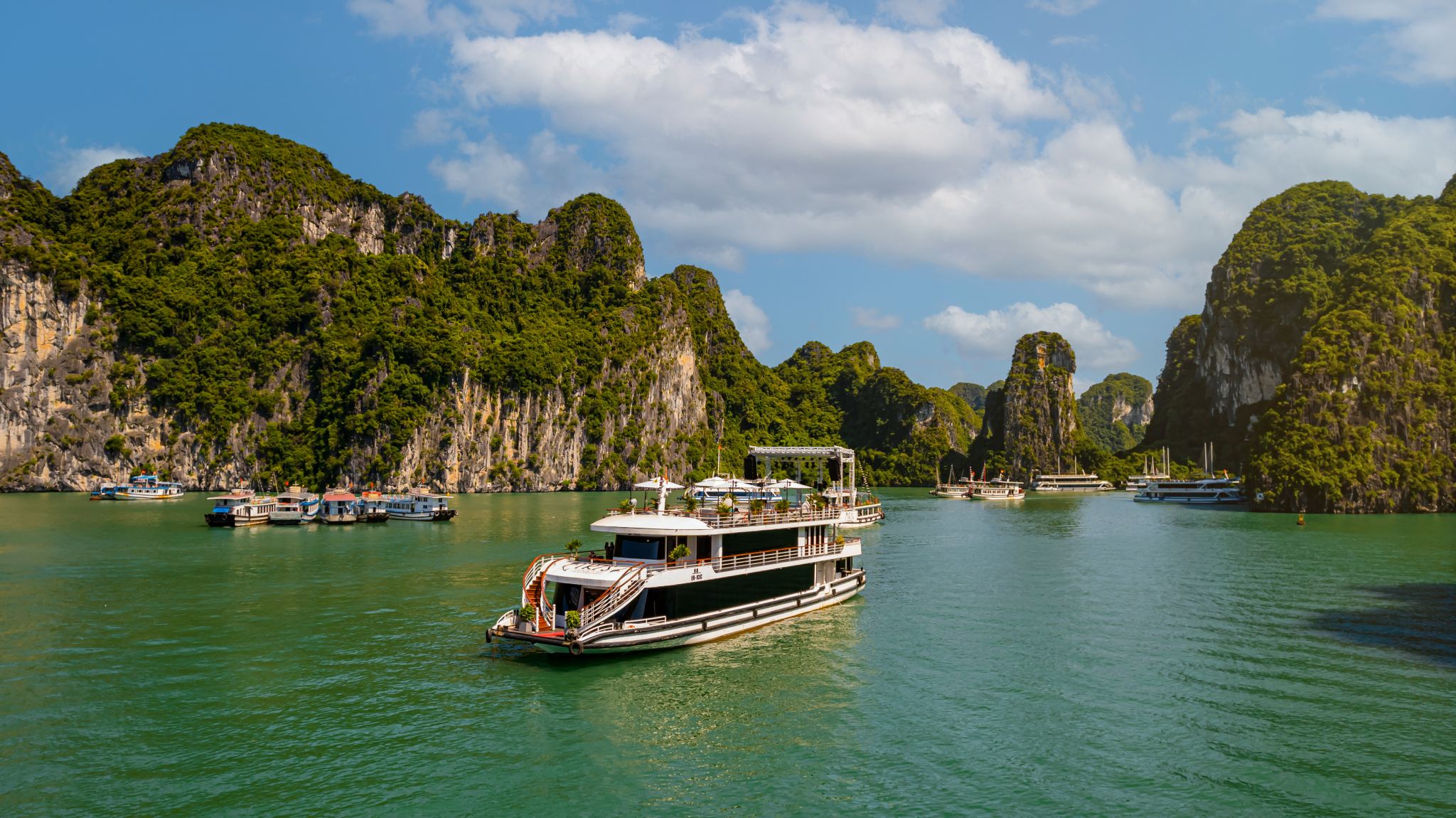 Crociera di lusso di un giorno nella Baia di Halong – IRIS 5 stelle con Jacuzzi, frutti di mare e festa al tramonto