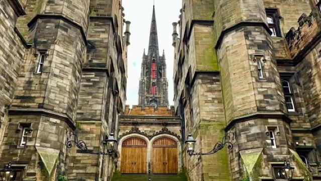 Edinburgh Castle + Royal Mile + St Giles' Cathedral + Calton Hill day tour in the UK