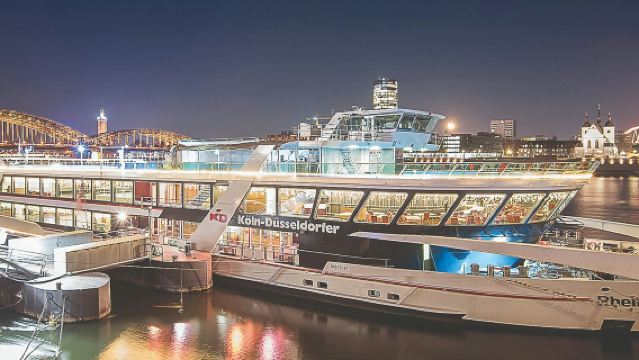 Cologne: Pelayaran Perahu Sore Hari di Sungai Rhine pada Musim Dingin