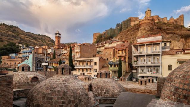Katedral Tritunggal Kudus + Benteng Narikala + Pemandian Belerang Tbilisi + Jembatan Perdamaian + Lapangan Merdeka
